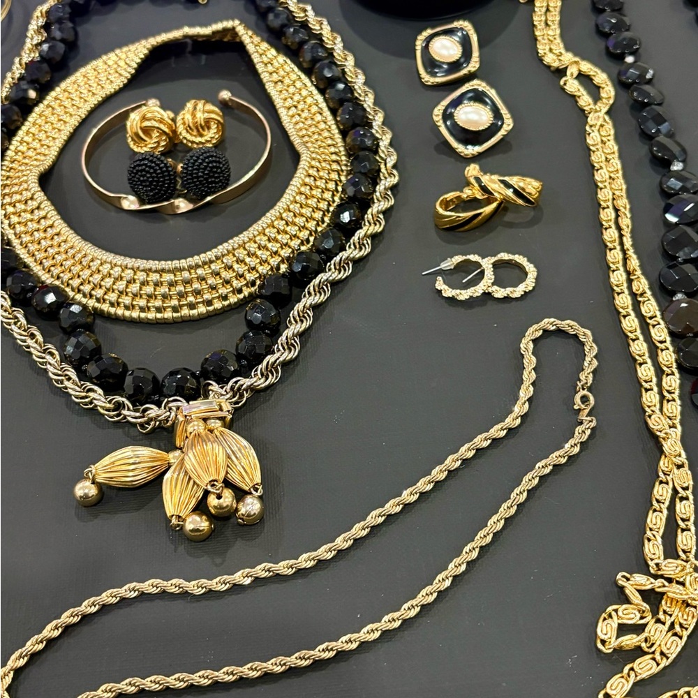 Vintage Jewelry Lot Black & Gold Statement Necklace Earrings Bracelets Chains - Picture 5 of 9